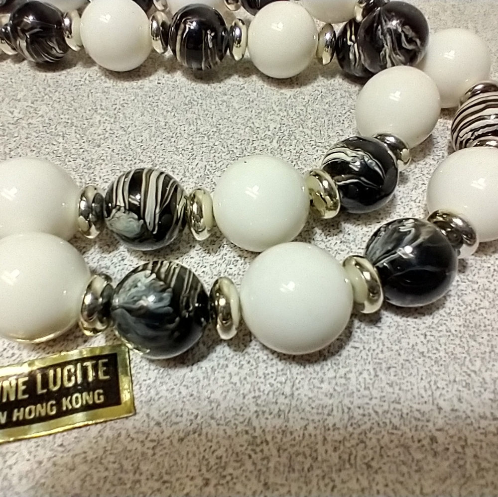 12.5" B&W marbled GENUINE LUCITE vintage necklace P&P